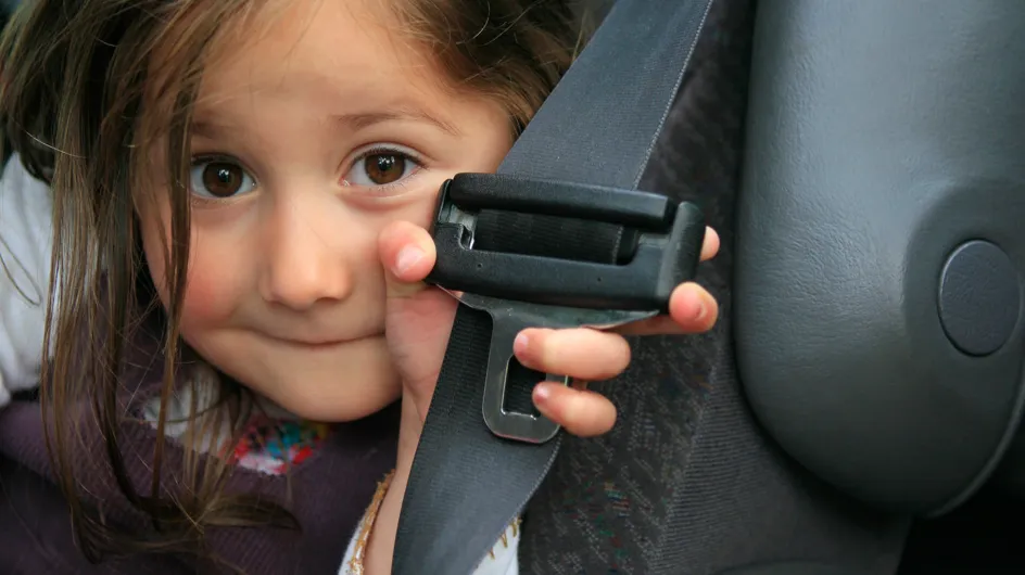 Sa fille retire sa ceinture en voiture, elle appelle la Police pour une bonne raison (vidéo)
