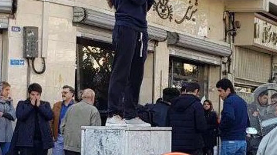 Vague d'arrestations en Iran où les femmes manifestent tête nue contre le voile imposé (photos)