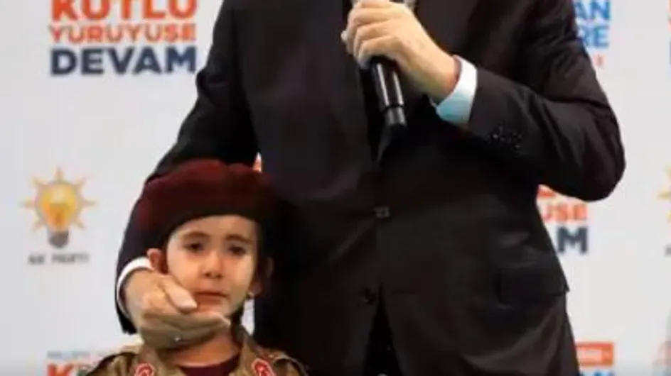 Erdogan incite une petite fille à mourir en martyr et le public applaudit (Vidéo)