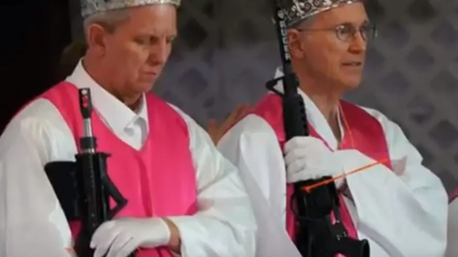 Cette secte américaine, l'Eglise du sanctuaire, bénit les armes à feu... et nous laisse sans voix (Vidéo)