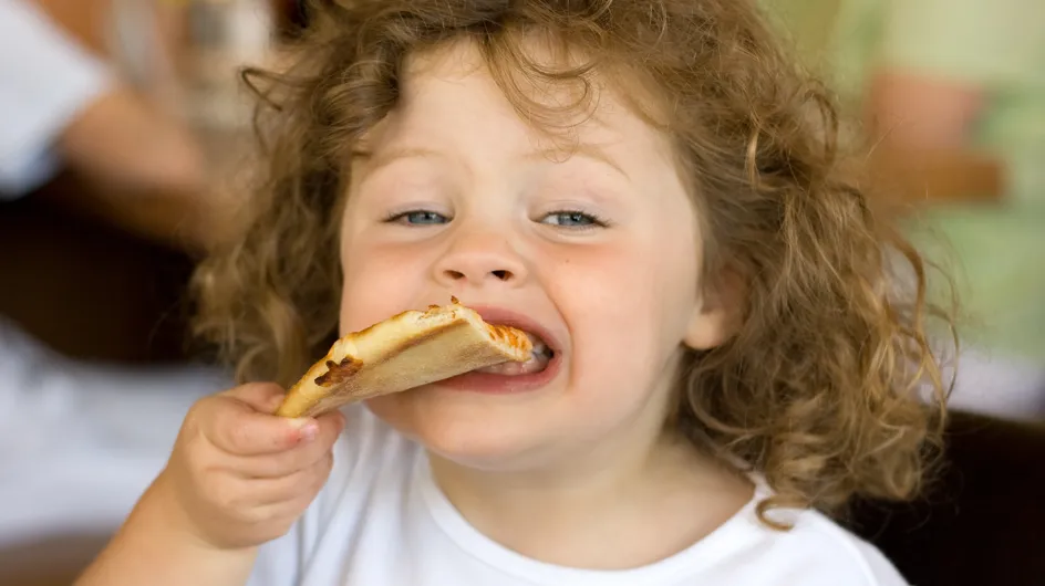 Cette petite fille mange de la pizza pour la première fois, sa réaction vaut le détour