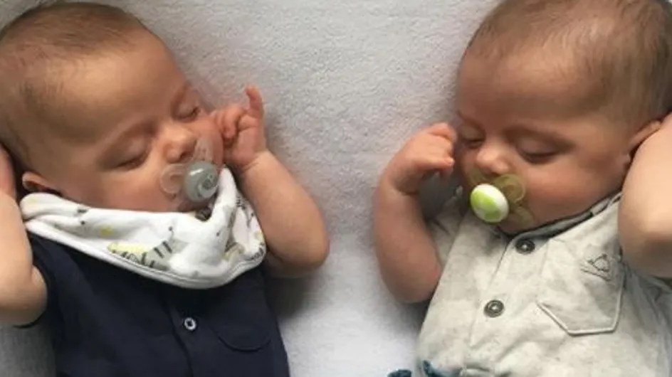 Ces jumeaux nés par césarienne sont photographiés à côté de la cicatrice de leur maman (Photo)