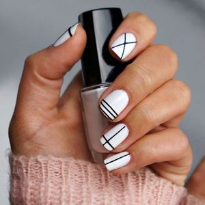 Uñas black and white