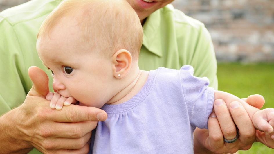 Une Petite Fille Se Fait Percer Les Oreilles Et Finit Aux Urgences