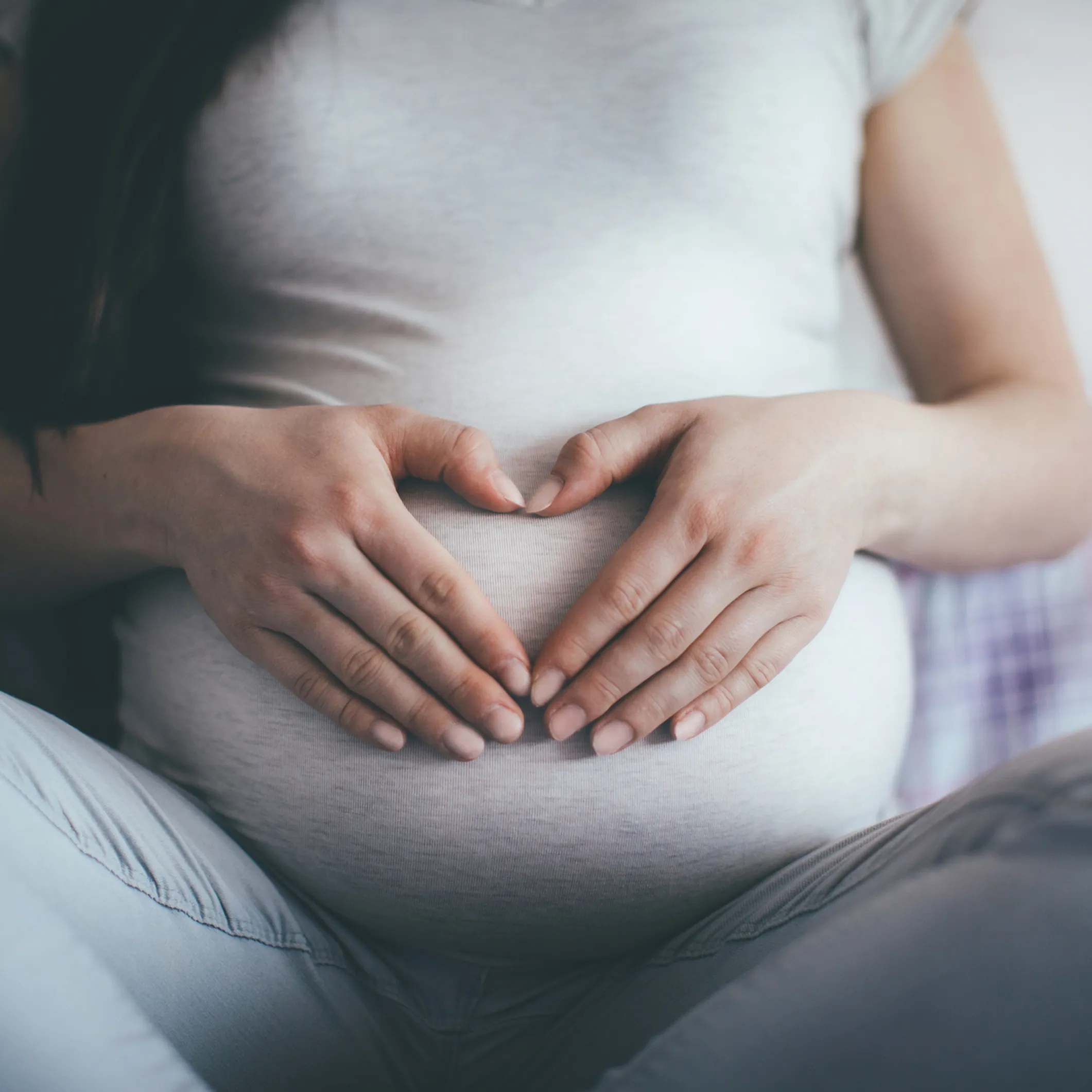 Grossesse Voici Pourquoi Les Bebes Donnent Autant De Coups De Pied