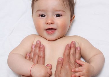 Masser Bebe Un Moment De Bonheur Partage