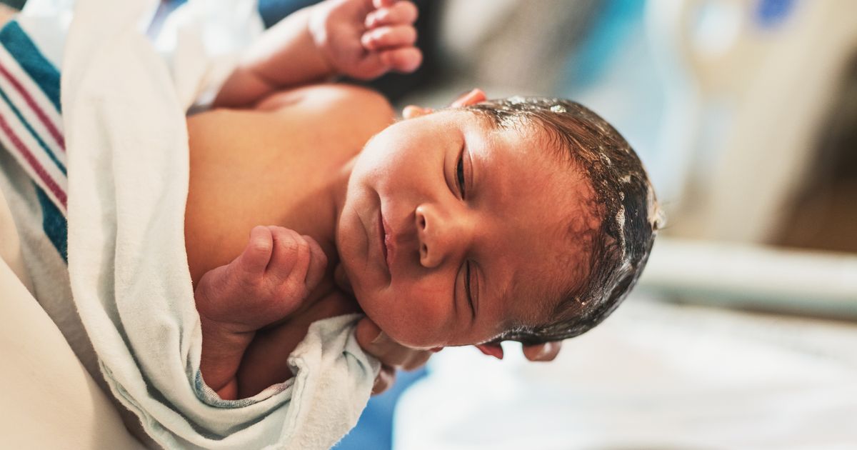 Cet avant/après montre à quel point un bébé change après sa naissance
