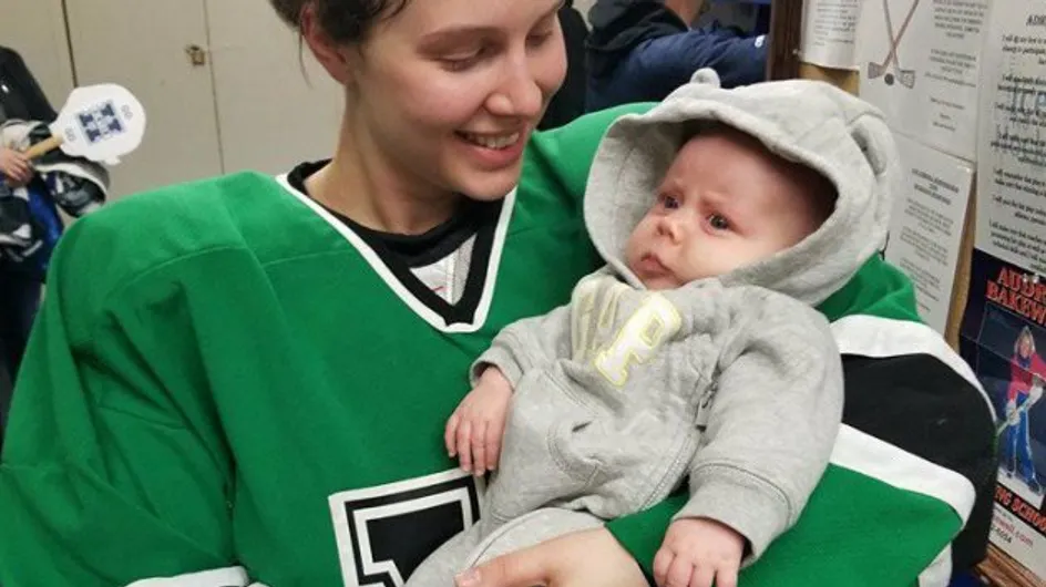 Cette maman hockeyeuse prouve qu'on peut allaiter son bébé n'importe où (Photos)
