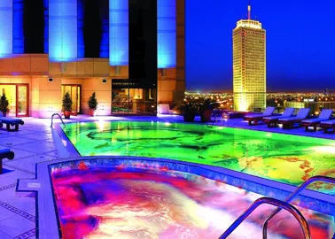 piscinas con agua de colores