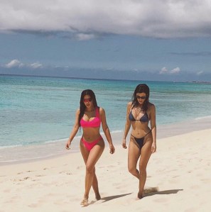 Kourtney y Kim Kardashian