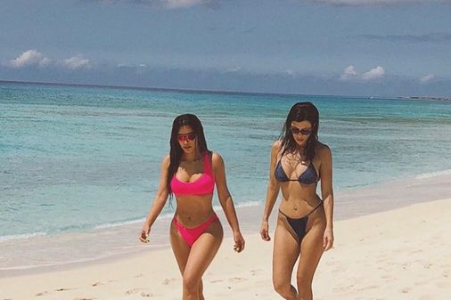 Kourtney y Kim Kardashian