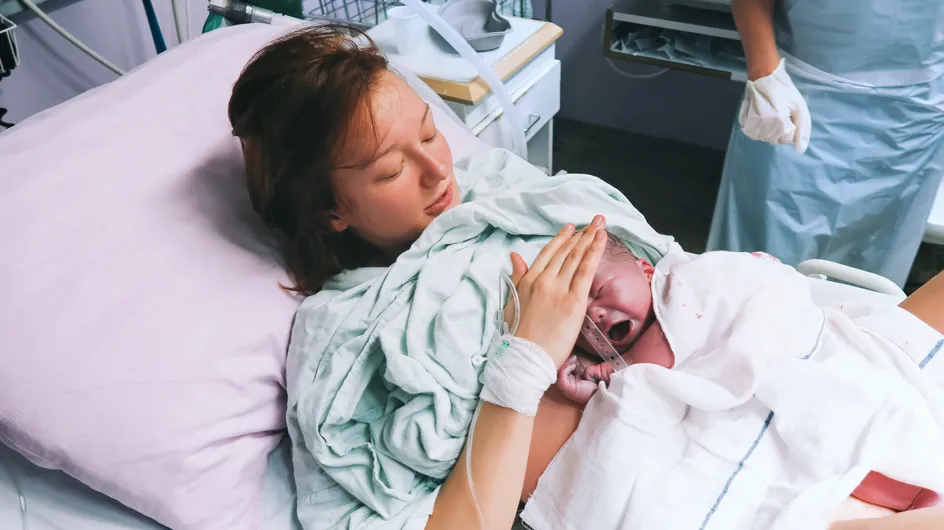 En pleine césarienne, elle sort elle-même son bébé de son ventre (Photos)