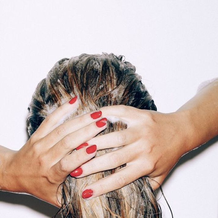 Elle se ne lave pas les cheveux pendant 6 mois, voici le résultat