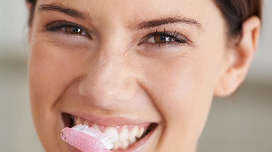 Come conservare quotidianamente lo spazzolino da denti e disinfettarlo
