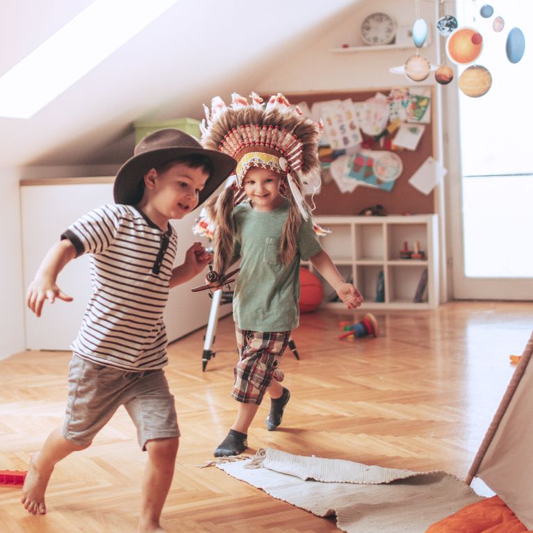 Kinder zu laut? So reagiert ihr am besten auf empfindliche Spielende Kinder im Garten: Tipps für eine friedliche