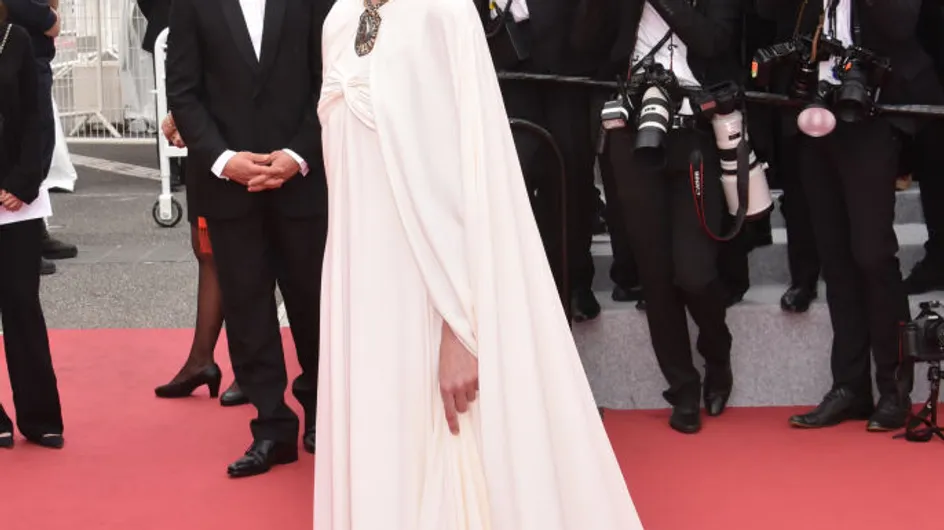 Louise Bourgoin resplendissante et audacieuse en robe ivoire à Cannes