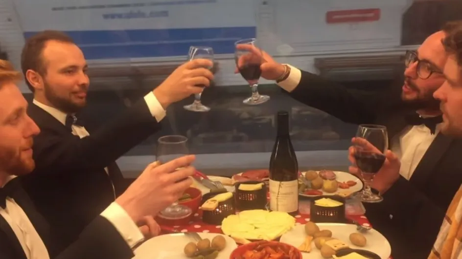 Ils mangent une raclette dans le métro et créent le buzz sur la Toile (vidéo)
