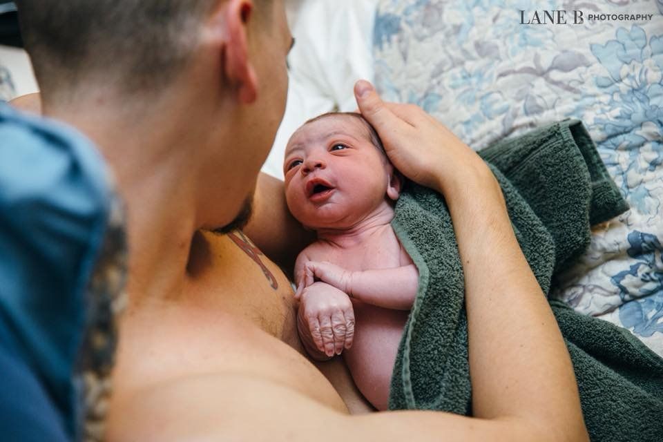 Elle Laisse Le Cordon Ombilical De Son Bebe Attache A Son Placenta