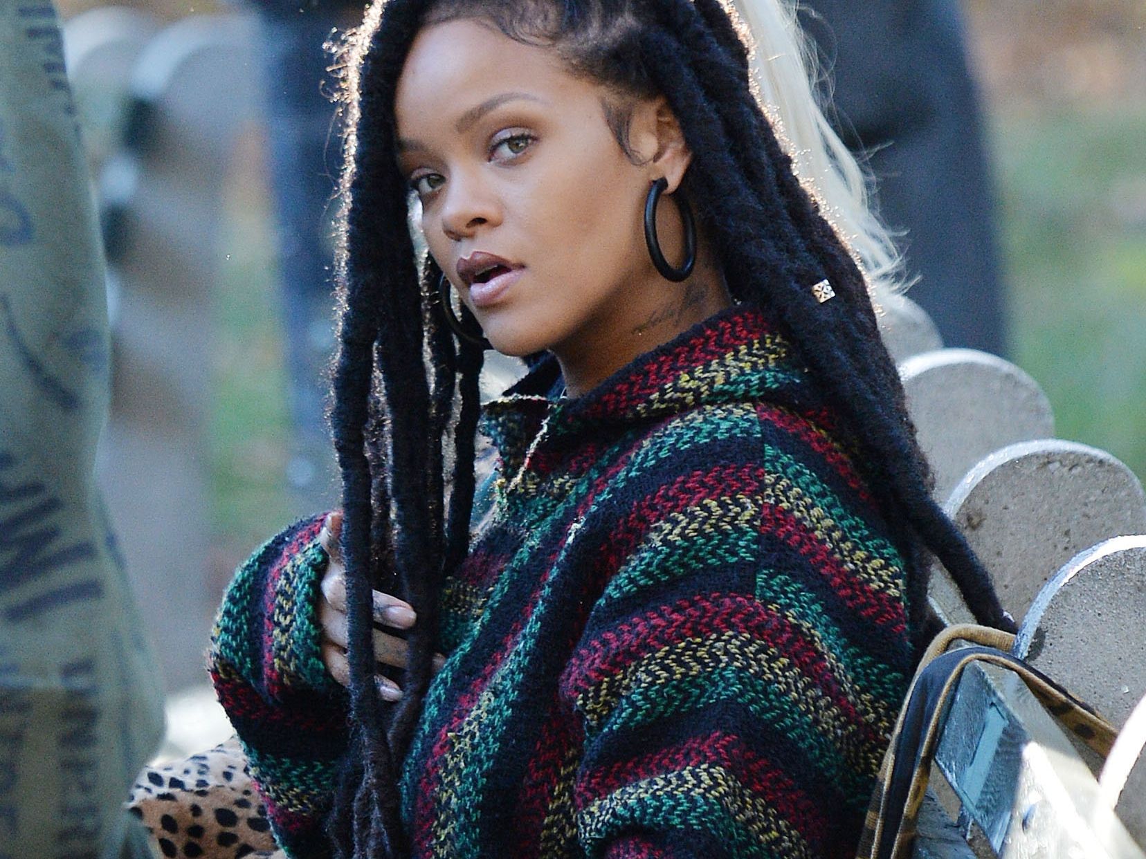 Une Femme Avec Des Dreadlocks Et Des Dreadlocks Porte Un Bandeau