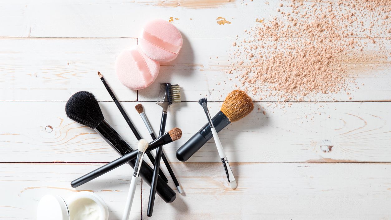 Por qué es importante limpiar los accesorios y brochas de maquillaje?
