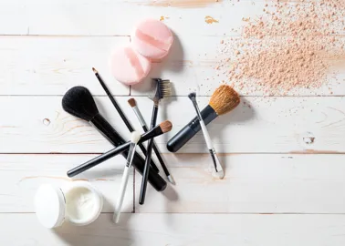 Cómo limpiar las brochas de maquillaje?