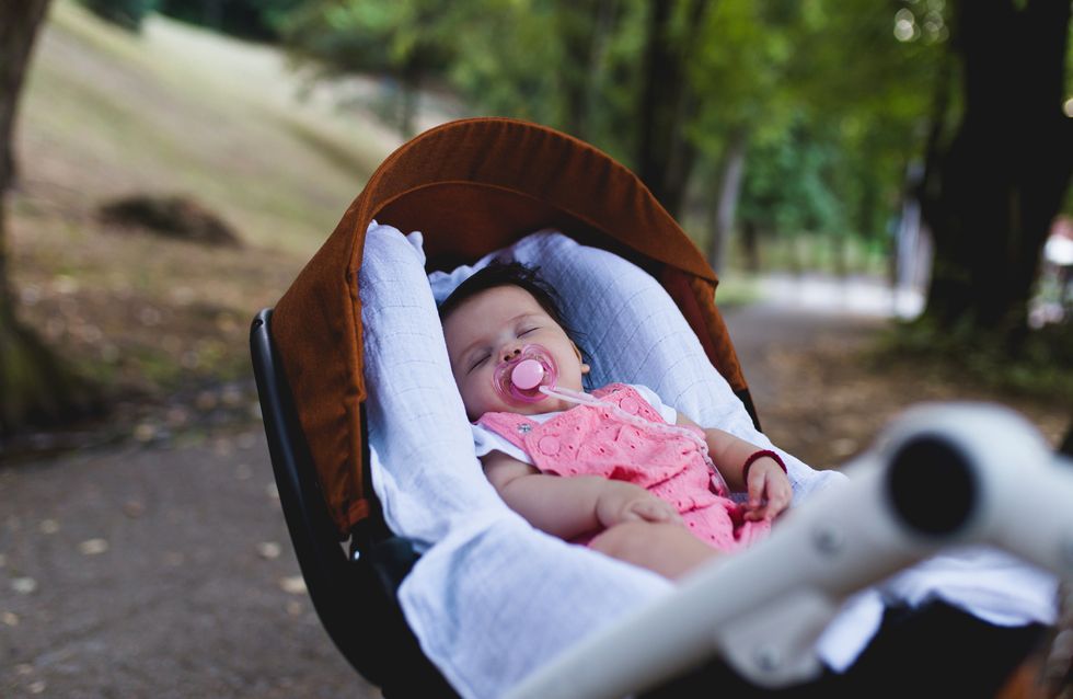 quand mettre bébé dans la poussette