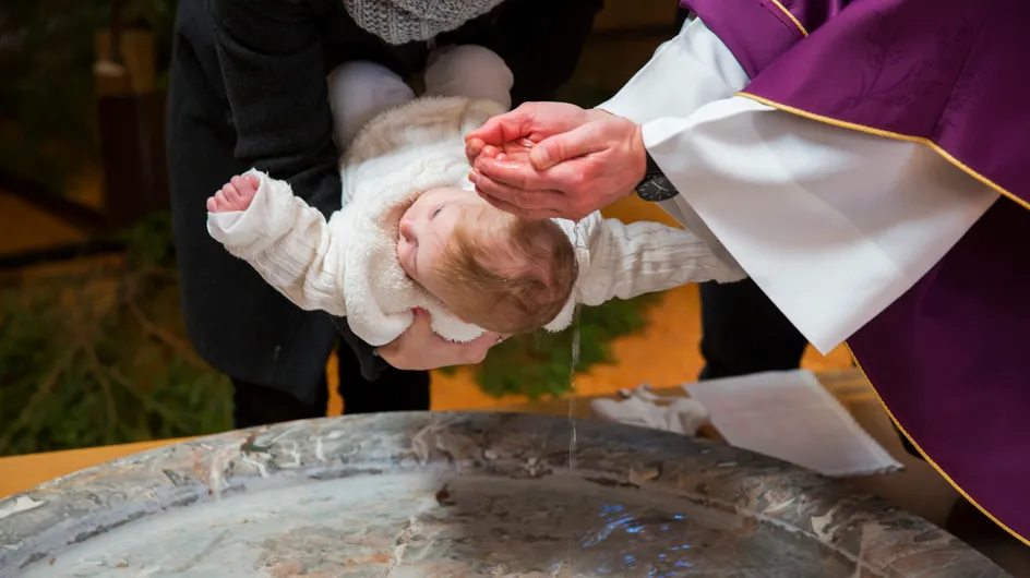 Un prêtre gifle un bébé en pleurs lors de son baptême, la vidéo choque la Toile