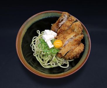 Ramen Mazesoba con aguacate, cebolleta, tofu, huevo de codorniz y pollo panko