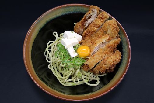 Ramen Mazesoba con aguacate, cebolleta, tofu, huevo de codorniz y pollo panko