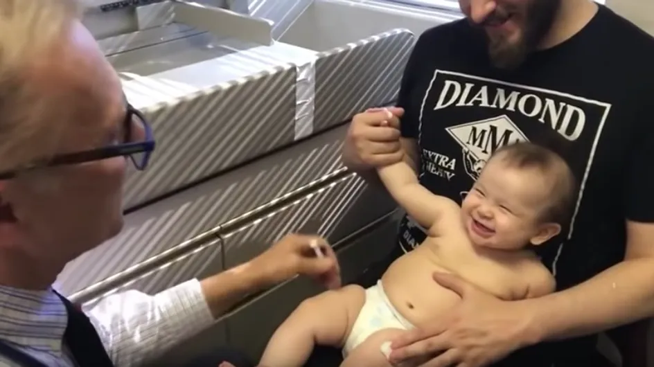 Le "meilleur médecin du monde" a une technique géniale pour piquer les bébés ! (Vidéo)