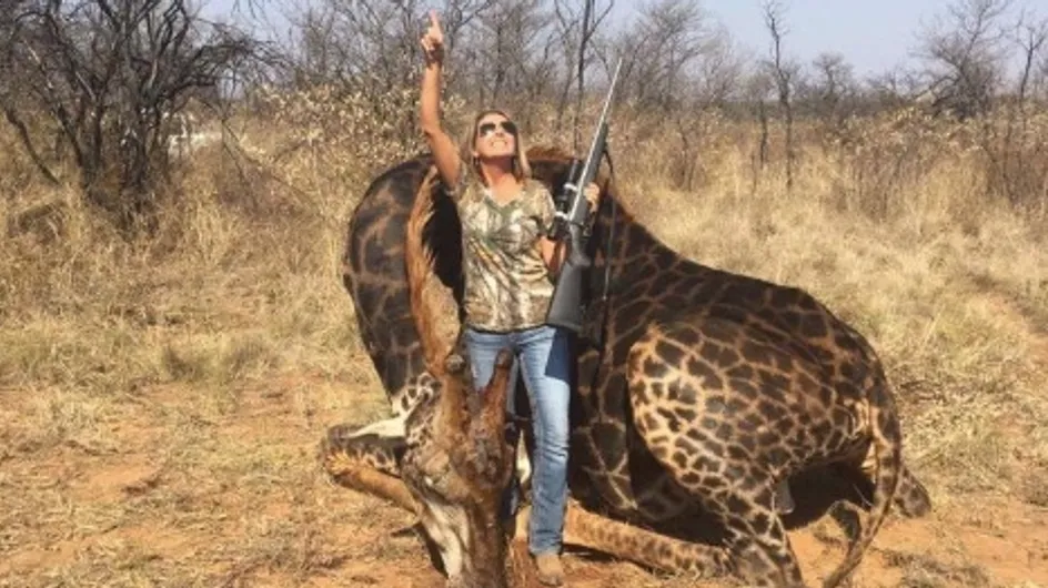 Menacée de mort après avoir chassé une girafe noire, cette chasseuse tente de se justifier