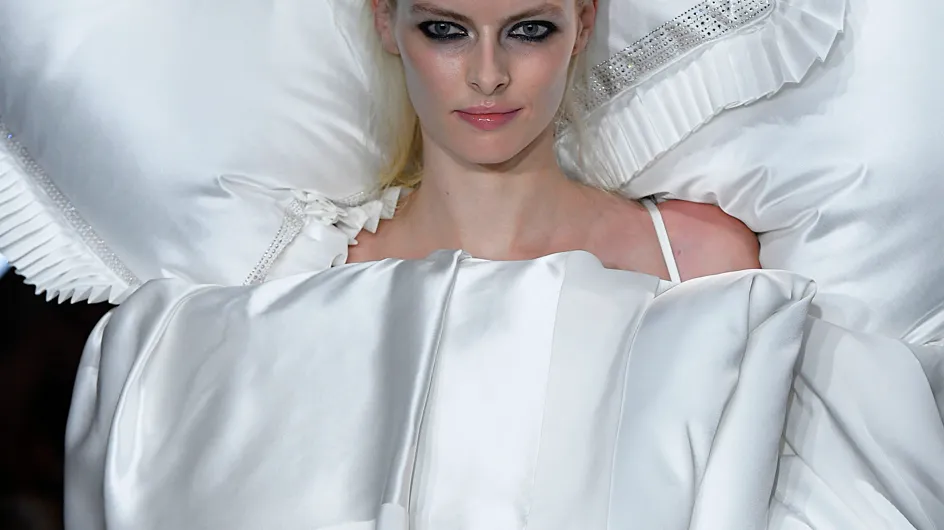 À la Fashion Week de Paris, Viktor & Rolf crée le buzz avec une robe-lit