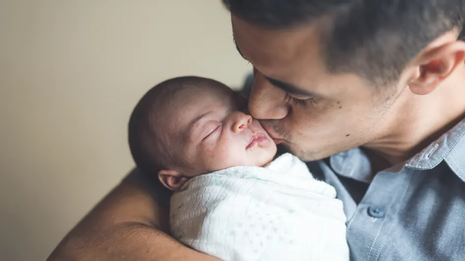 Un père réussit à allaiter son bébé grâce à une technique ingénieuse