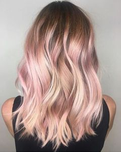 capelli biondi con ciocche rosa