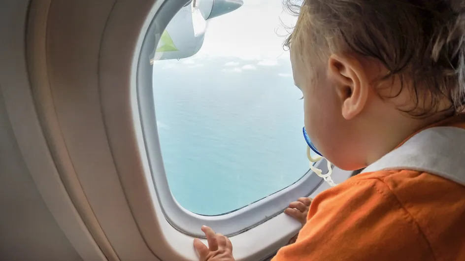 Cómo sobrevivir a un viaje en avión si tu hijo pequeño llora
