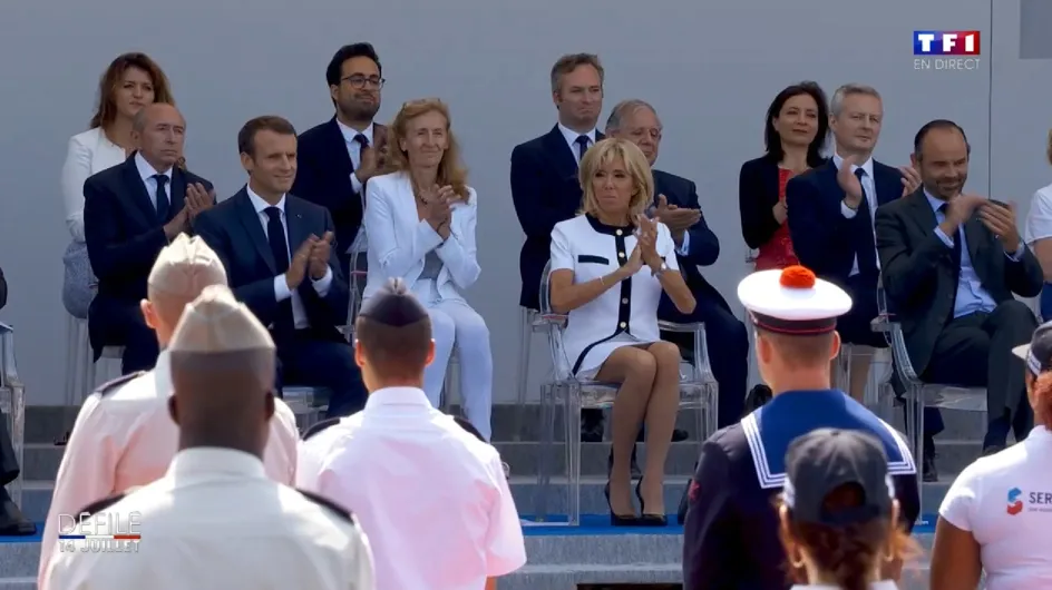 Brigitte Macron élégante en robe blanche au défilé du 14 juillet