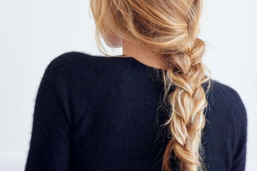 Frisuren ohne Föhnen: Lockerer Flechtzopf