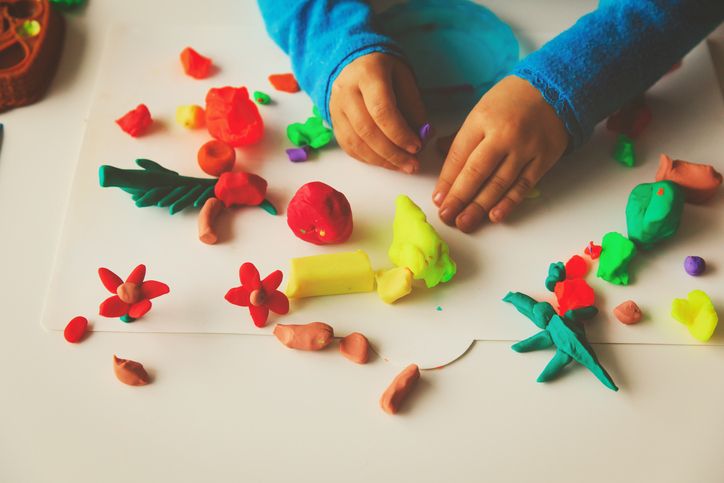 Los beneficios de jugar con plastilina para los niños