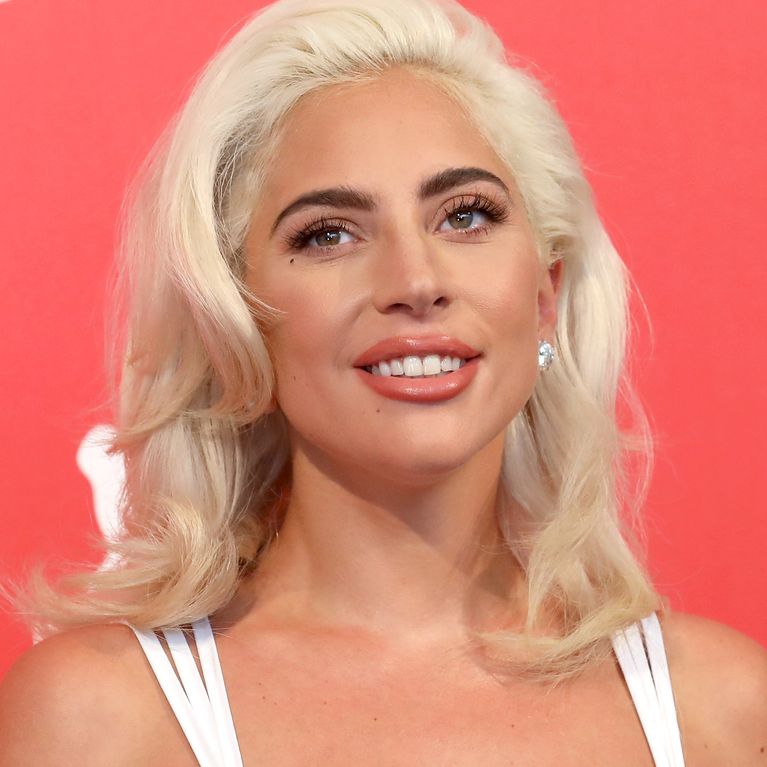 Lady Gaga dévoile ses vergetures à la poitrine sur Instagram