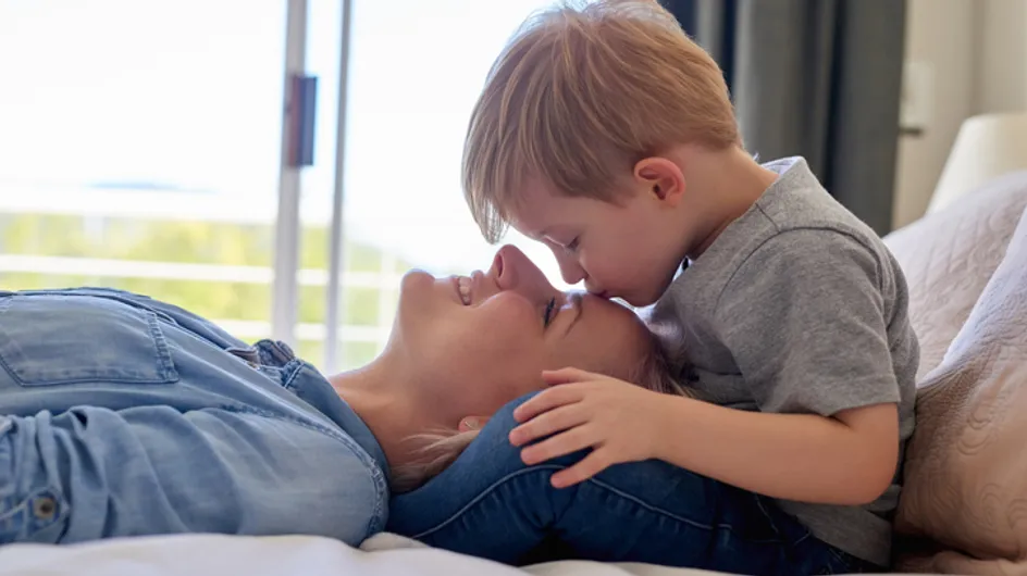 Ce petit garçon voit sa mère qui sort du coma et sa réaction est adorable