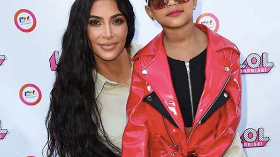 Kim Kardashian assiste au premier défilé de sa fille de 5 ans (Photos)