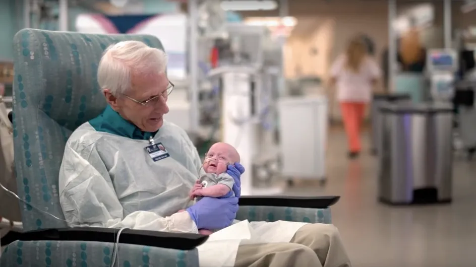 Ce qu'a fait ce généreux papy de 81 ans pour des bébés hospitalisés est incroyable ... et trop mignon