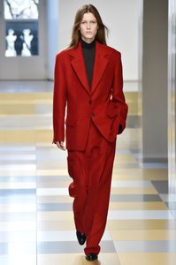 Roter Power Suit gesehen bei der Fashion Show von Jil Sander
