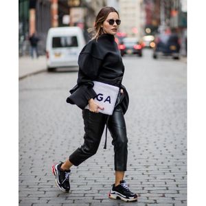 Look total black chunky sneakers