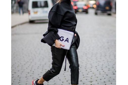 Look total black chunky sneakers