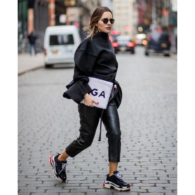 Look total black chunky sneakers