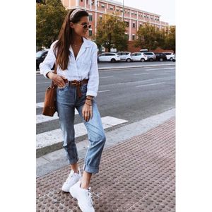 Mom jeans e chunky sneakers