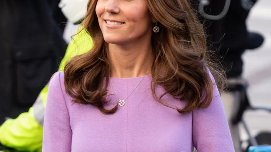 En robe lilas, Kate Middleton fait un retour pour le moins remarqué !