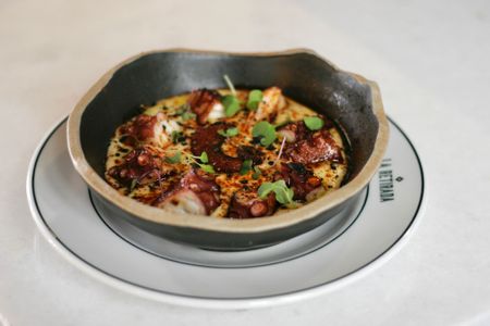 Pulpo braseado sobre puré de patata