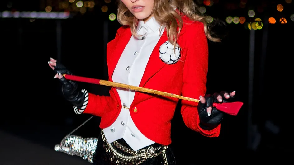 Mini-short, bottes et cravache, le look surprenant de Lily-Rose Depp pour Halloween